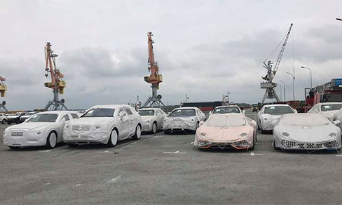 Có khoảng 12 chiếc siêu xe Lamborghini, Bentley trị giá hàng tỷ đồng đã khui container nhưng vẫn nằm lưu cảng ở Hải Phòng.
