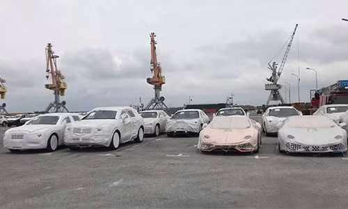 Có khoảng 12 chiếc siêu xe Lamborghini, Bentley trị giá hàng tỷ đồng đã khui container nhưng vẫn nằm lưu cảng ở Hải Phòng.