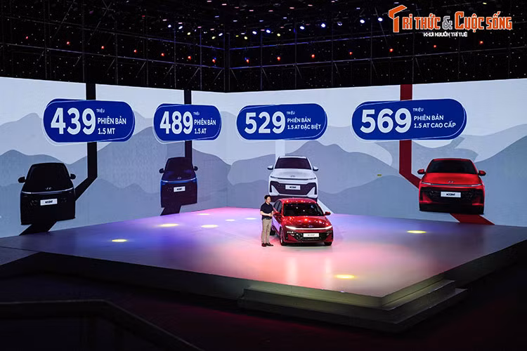 Đúng như thông tin do đại lý hé lộ trước đó,mức giá xe Hyundai Accent 2024 cho 4 phiên bản, bao gồm 1.5 MT, 1.5 AT, 1.5 AT Đặc biệt và 1.5 AT Cao cấp từ 439 - 569 triệu đồng. Xe được phân phối tại Việt Nam với 7 màu sắc là đen, đỏ tươi, bạc, trắng, xanh dương, ghi vàng và vàng cát.