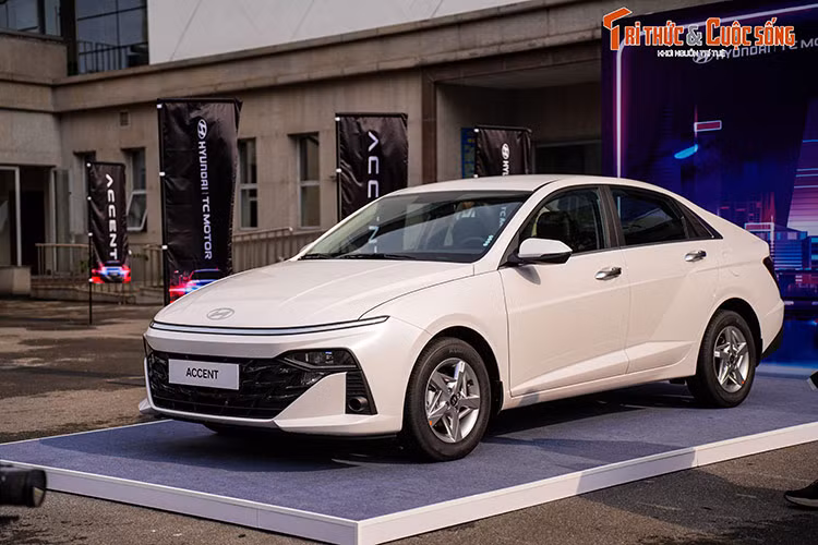 Như vậy, so với thế hệ cũ, Hyundai Accent 2024 đã tăng đáng kể về mặt giá bán. Bản tiêu chuẩn của xe tăng giá 13 triệu đồng trong khi bản cao cấp nhất đắt hơn 27 triệu so với trước. Nếu so với đối thủ Toyota Vios, mẫu xe Hàn Quốc này có giá khởi điểm thấp hơn nhưng bản cao cấp nhất lại đắt hơn. So với Honda City, Hyundai Accent 2024 rẻ hơn đáng kể.