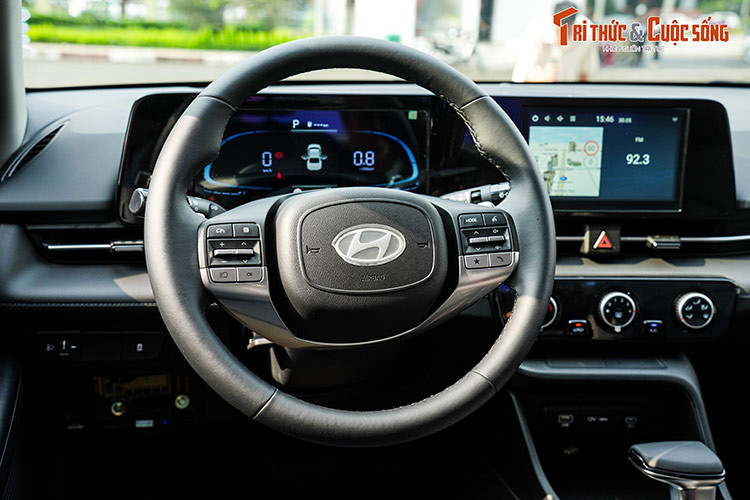 Các tính năng khác như cửa gió dành cho hàng ghế sau, màn hình cảm ứng trung tâm, sạc điện thoại không dây, chìa khóa thông minh và khởi động nút bấm cũng không có trên bản thấp nhất. Phần lớn những trang bị này chỉ dành cho bản cao cấp nhất.