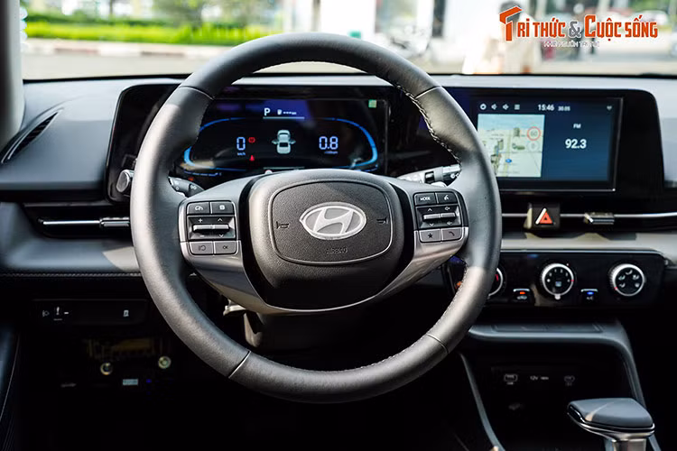 Các tính năng khác như cửa gió dành cho hàng ghế sau, màn hình cảm ứng trung tâm, sạc điện thoại không dây, chìa khóa thông minh và khởi động nút bấm cũng không có trên bản thấp nhất. Phần lớn những trang bị này chỉ dành cho bản cao cấp nhất.