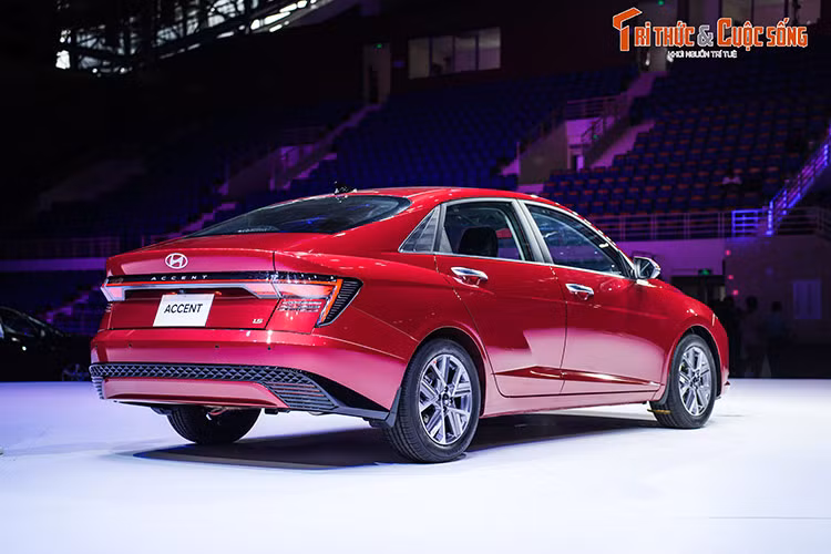 Tiếp nối thành công, Hyundai Thành Công đã công bố thế hệ thứ 6 của Accent, sản xuất và lắp ráp tại Việt Nam. Được thiết kế với nhiều cải tiến đáng kể về kích thước, thiết kế, trang bị tiện nghi, hệ thống an toàn và động cơ, Hyundai Accent 2024 mới chắc chắn sẽ là lựa chọn hàng đầu cho những khách hàng đang cân nhắc mua xe lần đầu.