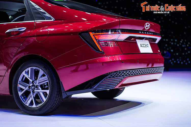 Ở bản tiêu chuẩn, xe chỉ có đèn pha Halogen, gương chiếu hậu chỉnh điện và vành thép 15 inch. Trong khi đó, bản cao cấp nhất sở hữu hệ thống đèn LED từ trước ra sau, vành hợp kim 16 inch và gương chiếu hậu gập điện/chỉnh điện/có sấy.