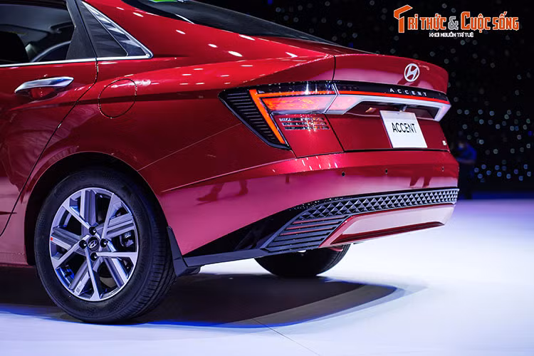 Ở bản tiêu chuẩn, xe chỉ có đèn pha Halogen, gương chiếu hậu chỉnh điện và vành thép 15 inch. Trong khi đó, bản cao cấp nhất sở hữu hệ thống đèn LED từ trước ra sau, vành hợp kim 16 inch và gương chiếu hậu gập điện/chỉnh điện/có sấy.