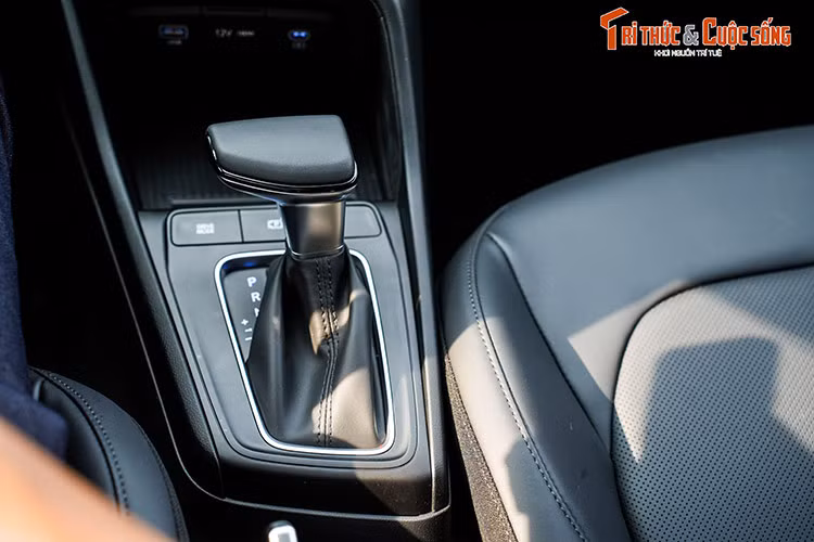 Dù ở phiên bản nào, Hyundai Accent 2024 cũng dùng động cơ xăng 4 xi-lanh, hút khí tự nhiên, dung tích 1.5L, tạo ra công suất tối đa 115 mã lực tại tua máy 6.300 vòng/phút và mô-men xoắn cực đại 144 Nm tại tua máy 4.500 vòng/phút. Động cơ kết hợp với hộp số sàn 6 cấp hoặc hộp số tự động biến thiên vô cấp CVT.