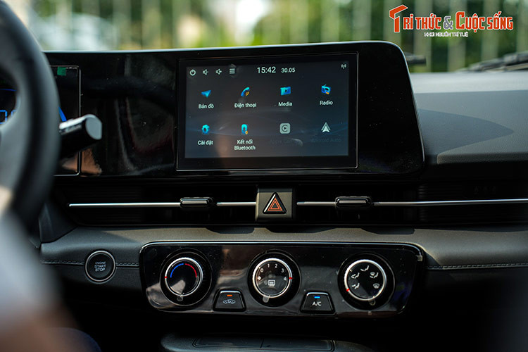 Bản tiêu chuẩn của Hyundai Accent 2024 sở hữu bảng đồng hồ với màn hình đa thông tin 3,5 inch và 4 loa. Trong khi đó, bản cao cấp được trang bị bảng đồng hồ kỹ thuật số 10,25 inch, hệ thống âm thanh 6 loa và màn hình cảm ứng trung tâm 8 inch.