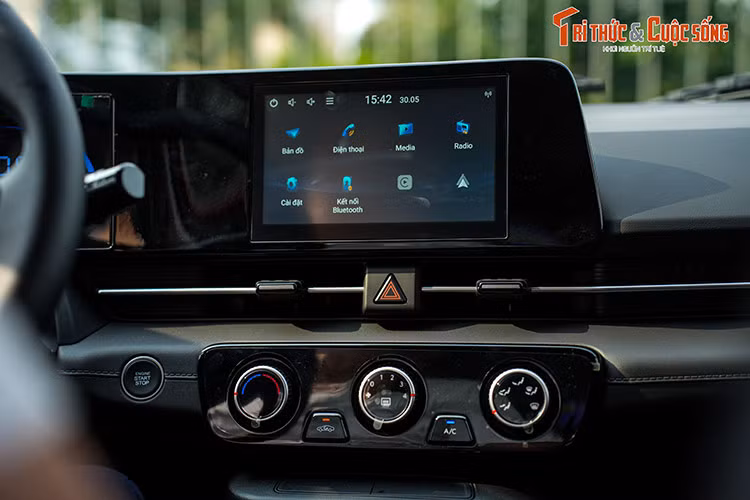 Bản tiêu chuẩn của Hyundai Accent 2024 sở hữu bảng đồng hồ với màn hình đa thông tin 3,5 inch và 4 loa. Trong khi đó, bản cao cấp được trang bị bảng đồng hồ kỹ thuật số 10,25 inch, hệ thống âm thanh 6 loa và màn hình cảm ứng trung tâm 8 inch.