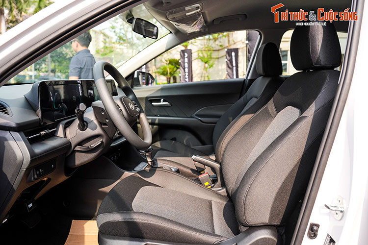 Trang bị an toàn giữa các bản cũng có sự khác biệt lớn. Bản tiêu chuẩn chỉ đi kèm 2 túi khí, hệ thống chống bó cứng phanh (ABS), cân bằng điện tử (ESC) và hỗ trợ khởi hành ngang dốc (HAC). Những trang bị như 6 túi khí, camera lùi, cảm biến sau, cảm biến áp suất lốp (TPMS)...