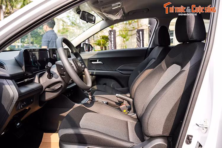 Trang bị an toàn giữa các bản cũng có sự khác biệt lớn. Bản tiêu chuẩn chỉ đi kèm 2 túi khí, hệ thống chống bó cứng phanh (ABS), cân bằng điện tử (ESC) và hỗ trợ khởi hành ngang dốc (HAC). Những trang bị như 6 túi khí, camera lùi, cảm biến sau, cảm biến áp suất lốp (TPMS)...