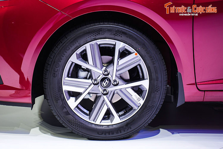 Không chỉ lột xác về mặt thiết kế, Hyundai Accent 2024 còn tăng mạnh về mặt kích thước. Theo đó, xe có kích thước dài x rộng x cao lần lượt 4.535 x 1.765 x 1.475 mm và chiều dài cơ sở 2.670 mm. So với thế hệ cũ, xe dài hơn 95 mm, rộng hơn 36 mm, cao hơn 5 mm và chiều dài cơ sở tăng đến 70 mm.