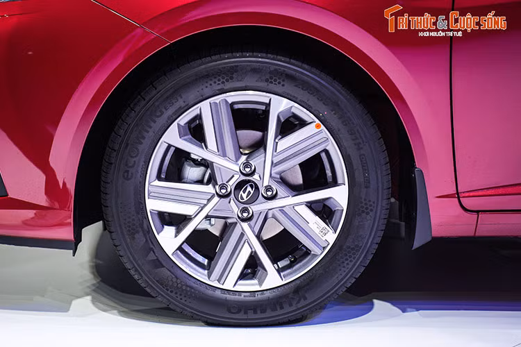 Không chỉ lột xác về mặt thiết kế, Hyundai Accent 2024 còn tăng mạnh về mặt kích thước. Theo đó, xe có kích thước dài x rộng x cao lần lượt 4.535 x 1.765 x 1.475 mm và chiều dài cơ sở 2.670 mm. So với thế hệ cũ, xe dài hơn 95 mm, rộng hơn 36 mm, cao hơn 5 mm và chiều dài cơ sở tăng đến 70 mm.