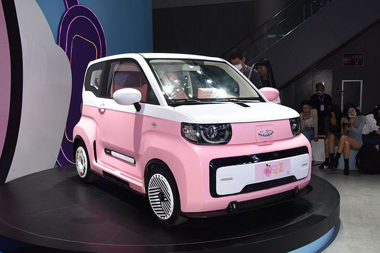  Chery QQ Ice Cream 2023 mới là 1 chiếc xe ôtô điện 4 chỗ ngồi có thiết kế khá xinh xắn, phù hợp cho giới trẻ, chính điều này đã khiến hãng xe Chery phải liên tục làm mới dòng xe này, nhằm để cạnh tranh với "vua doanh số" Wuling Hongguang Mini EV.