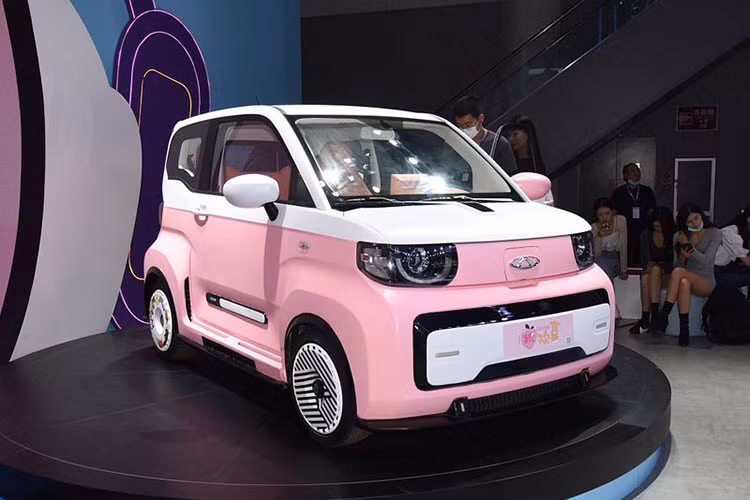  Chery QQ Ice Cream 2023 mới là 1 chiếc xe ôtô điện 4 chỗ ngồi có thiết kế khá xinh xắn, phù hợp cho giới trẻ, chính điều này đã khiến hãng xe Chery phải liên tục làm mới dòng xe này, nhằm để cạnh tranh với "vua doanh số" Wuling Hongguang Mini EV.