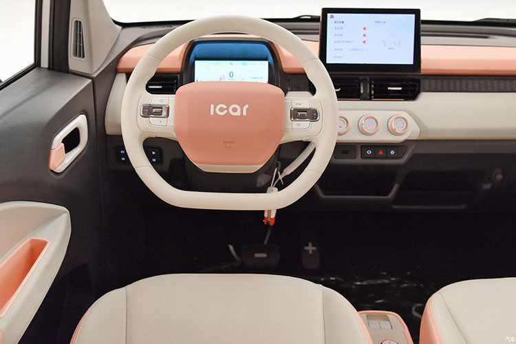 Chery QQ Ice Cream chạy điện cỡ nhỏ sở hữu kích thước khá khiêm tốn, với chiều dài 2.980 mm, rộng 1.496 mm và cao 1.637 mm, nhưng có chiều dài cơ sở tới 1.960 mm.