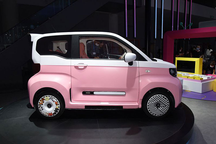 Vào ngày 9/4/2023 vừa qua, hãng xe Trung Quốc đã giới thiệu thêm 1 phiên bản mới của dòng xe điện Chery QQ Ice Cream 2023 với mức giá rẻ hơn cả phiên bản hiện tại đang bán ra thị trường. 