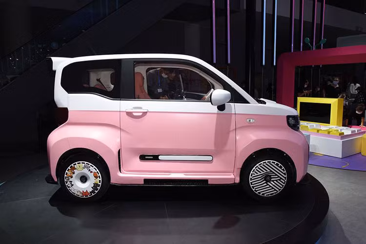 Vào ngày 9/4/2023 vừa qua, hãng xe Trung Quốc đã giới thiệu thêm 1 phiên bản mới của dòng xe điện Chery QQ Ice Cream 2023 với mức giá rẻ hơn cả phiên bản hiện tại đang bán ra thị trường. 