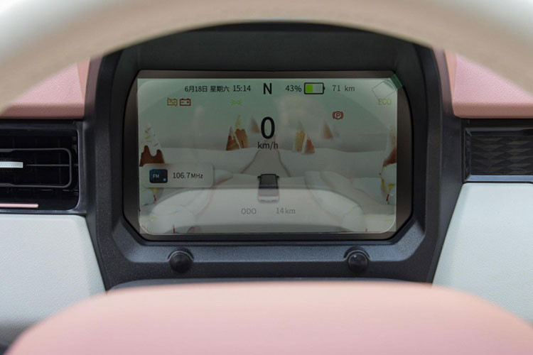 Tùy theo phiên bản mà ngoại thất và nội thất sẽ có cách phối màu và trang bị bên trong khoang lái. Chẳng hạn bản cao nhất sẽ có trang bị cả màn hình giải trí kích thước lớn.