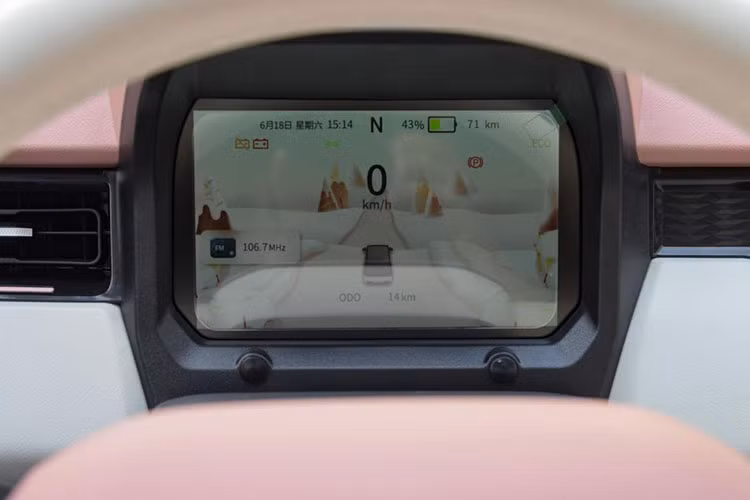 Tùy theo phiên bản mà ngoại thất và nội thất sẽ có cách phối màu và trang bị bên trong khoang lái. Chẳng hạn bản cao nhất sẽ có trang bị cả màn hình giải trí kích thước lớn.