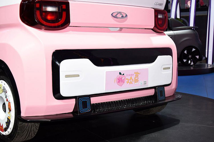 Cụ thể là phiên bản Chery QQ Ice Cream 170km sẽ có bản 2023 với sự đổi mới ở màu sơn, khách hàng giờ đây có thêm lựa chọn hồng cánh sen nhạt, trắng Coconut phối đen, màu tím Taro và xanh Mint.