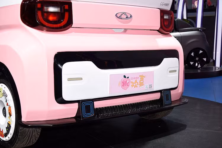 Cụ thể là phiên bản Chery QQ Ice Cream 170km sẽ có bản 2023 với sự đổi mới ở màu sơn, khách hàng giờ đây có thêm lựa chọn hồng cánh sen nhạt, trắng Coconut phối đen, màu tím Taro và xanh Mint.