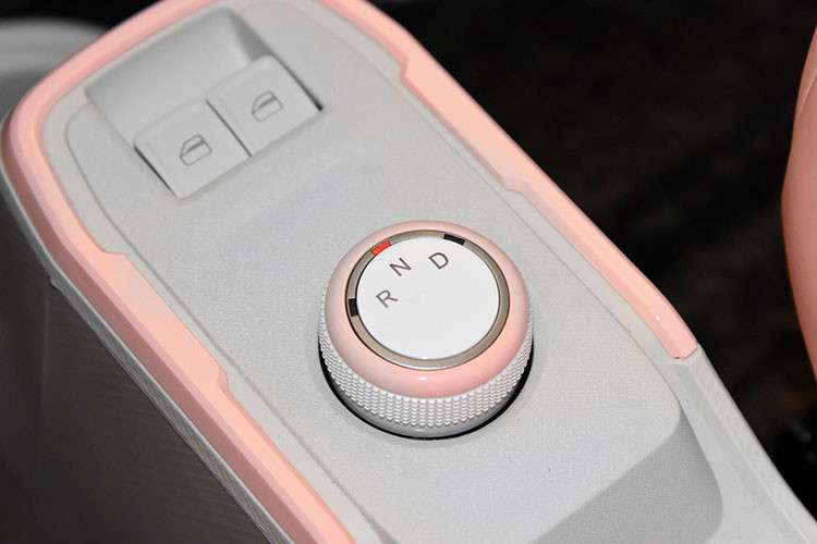 Chery QQ Ice Cream 170 km 2023 vẫn được trang bị động cơ có công suất tối đa 27 mã lực và mô-men xoắn cực đại 85 Nm, cùng bộ pin lithium iron phosphate công suất 13,9 kWh, phạm vi hành trình 170 km.