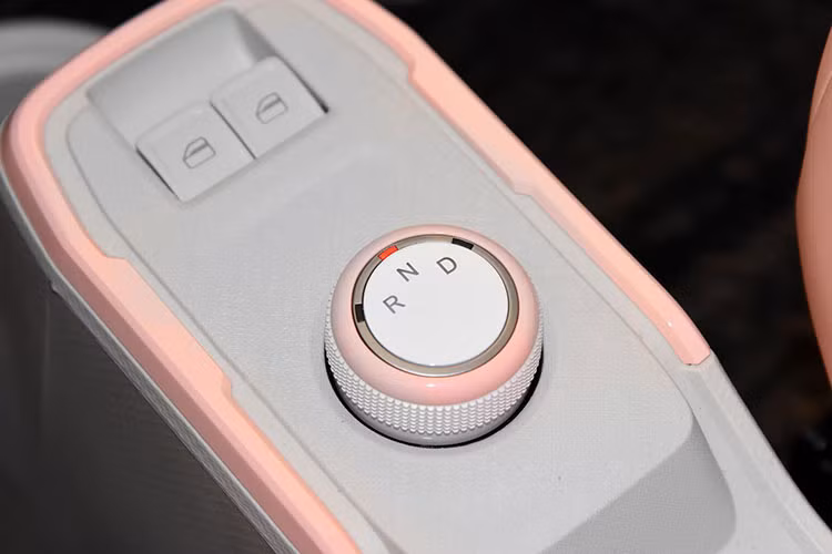 Chery QQ Ice Cream 170 km 2023 vẫn được trang bị động cơ có công suất tối đa 27 mã lực và mô-men xoắn cực đại 85 Nm, cùng bộ pin lithium iron phosphate công suất 13,9 kWh, phạm vi hành trình 170 km.