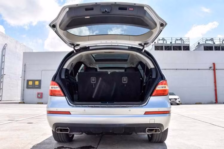 Không gian để đồ của mẫu xe này khá lớn (lên đến 2.835 lít sau khi gập hết hai hàng ghế sau). Cốp xe mở điện có thể thao tác từ xa.