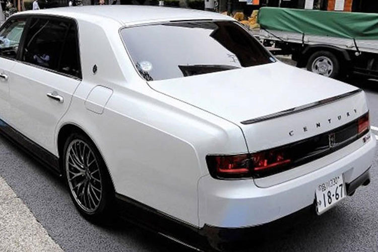 Từ trước đến nay, Century là dòng xe luôn gắn liền với những yếu nhân, những người có địa vị cao trong xã hội Nhật Bản như: Hoàng gia Nhật hay những “bố già” mafia Yakuza,... Trải qua nhiều thế hệ, đến nay Century thế hệ mới đã được phát triển theo hướng hiện đại và có thêm phiên bản hiệu năng cao GRMN được phát triển bởi bộ phận Gazoo Racing.