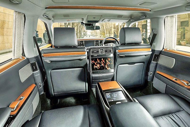 Về kích thước, Toyota Century 2018 có kích thước (DxRxC) lần lượt: 5.335 x 1.930 x 1.505 mm đi cùng với chiều dài cơ sở lên đến 3.090mm. Nội thất bên trong cabin xe dự tính không thay đổi nhiều so với phiên bản thường - nó gợi lên nét sang trọng cổ điển đậm chất Nhật Bản bởi lối thiết kế truyền thống.