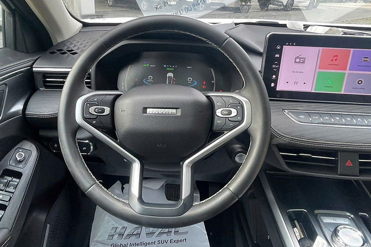 Với bản Ultra, nội thất của xe có thêm gương chiếu hậu chống chói, màn hình thông tin giải trí 12,3 inch, màn hình hiển thị thông tin kính lái HUD, sạc điện thoại không dây và hệ thống lọc không khí PM2.5. Không chỉ trang bị tiện nghi mà các tính năng an toàn giữa 2 phiên bản này cũng có sự khác biệt.