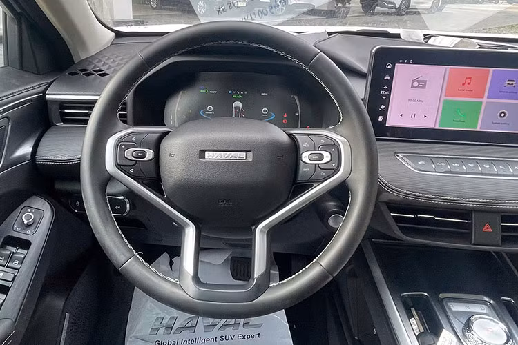 Với bản Ultra, nội thất của xe có thêm gương chiếu hậu chống chói, màn hình thông tin giải trí 12,3 inch, màn hình hiển thị thông tin kính lái HUD, sạc điện thoại không dây và hệ thống lọc không khí PM2.5. Không chỉ trang bị tiện nghi mà các tính năng an toàn giữa 2 phiên bản này cũng có sự khác biệt.