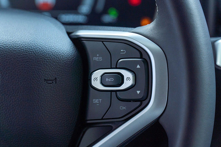 Phiên bản Pro sở hữu 6 túi khí, hệ thống kiểm soát hành trình thích ứng, hỗ trợ lái khi tắc đường, cảnh báo áp suất lốp, nhận biết biển báo giao thông, cảnh báo khi xe chạy quá tốc độ, cảnh báo va chạm phía trước, cảnh báo lệch làn đường, hỗ trợ giữ làn đường, chuyển làn đường, cảnh báo điểm mù, cảnh báo phương tiện cắt ngang khi lùi, 3 cảm biến hỗ trợ đỗ xe phía sau và camera lùi...