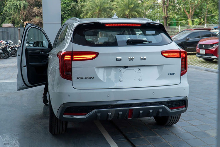 Mặc dù giá xe Haval Jolion 2024 bán ra cao hơn các đối thủ cùng phân khúc như Kia Seltos, Mitsubishi Xforce hay Hyundai Creta, Haval Jolion lại nổi bật nhờ kích thước lớn vượt trội và hệ truyền động hybrid hiện đại.