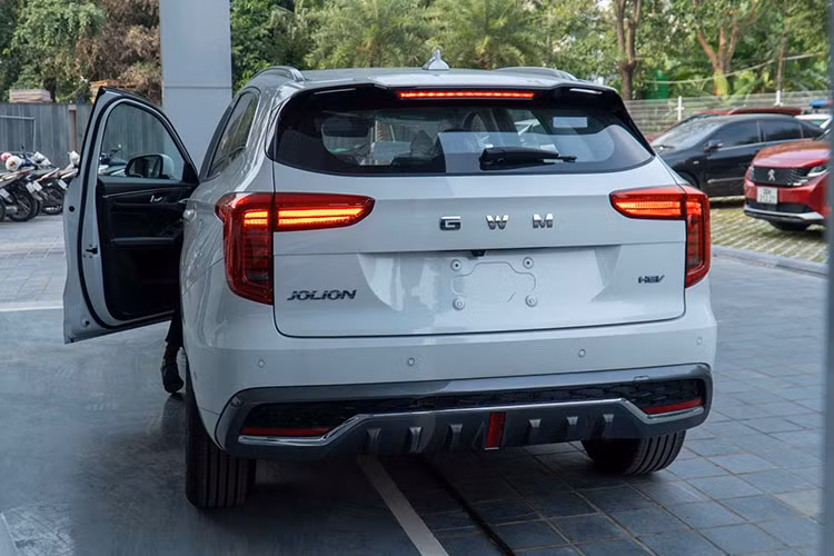 Mặc dù giá xe Haval Jolion 2024 bán ra cao hơn các đối thủ cùng phân khúc như Kia Seltos, Mitsubishi Xforce hay Hyundai Creta, Haval Jolion lại nổi bật nhờ kích thước lớn vượt trội và hệ truyền động hybrid hiện đại.