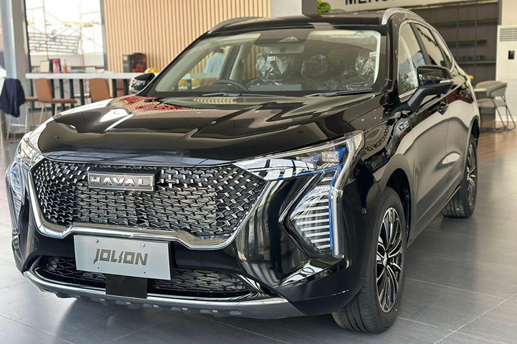 Lượng xăng tiêu thụ trung bình của Haval Jolion là 23,8 km/lít (khoảng 4,2 lít/100 km). Theo thông tin từ đại lý, Haval Jolion sẽ được giao cho khách Việt ngay trong tháng 11/2024 này. Đồng thời, các sự kiện ra mắt và lái thử xe cũng đang được các đại lý chuẩn bị kỹ lưỡng. 