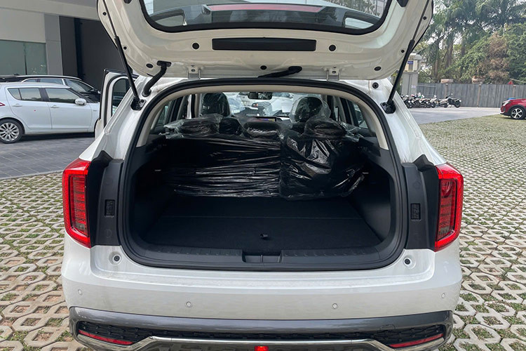 Trong khi đó, những tính năng an toàn như camera 360 độ, 6 cảm biến hỗ trợ đỗ xe phía trước, 6 cảm biến hỗ trợ đỗ xe phía sau, hệ thống hỗ trợ đỗ xe thông minh, phanh khẩn cấp tự động ở tốc độ thấp, tránh va chạm với xe lớn ở làn bên cạnh và cảnh báo nguy cơ va chạm từ phía sau chỉ dành cho bản Ultra.