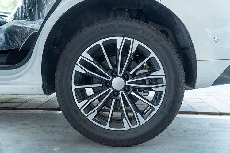 Về kích thước tổng thể, xe có thông số chiều dài x rộng x cao tương ứng là 4.472 x 1.841 x 1.574 (mm), trục cơ sở dài 2.700 mm – lớn nhất trong phân khúc SUV cỡ B và tiệm cận các mẫu SUV cỡ C. Ngoại hình xe đậm chất nam tính, mạnh mẽ với các đường gân dọc theo xe cùng dải đèn LED ban ngày nổi bật.