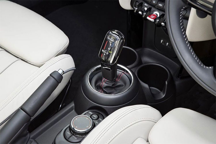 Chiếc convertible đầu tiên của thương hiệu xe MINI sẽ được trang bị các bánh xe 12 inch, bảng táp-lô làm từ gỗ óc chó và các thành phần của hệ truyền lực mang nguồn gốc từ người anh em Cooper 1.3i.