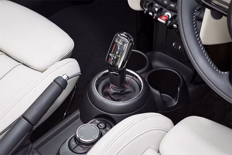 Chiếc convertible đầu tiên của thương hiệu xe MINI sẽ được trang bị các bánh xe 12 inch, bảng táp-lô làm từ gỗ óc chó và các thành phần của hệ truyền lực mang nguồn gốc từ người anh em Cooper 1.3i.