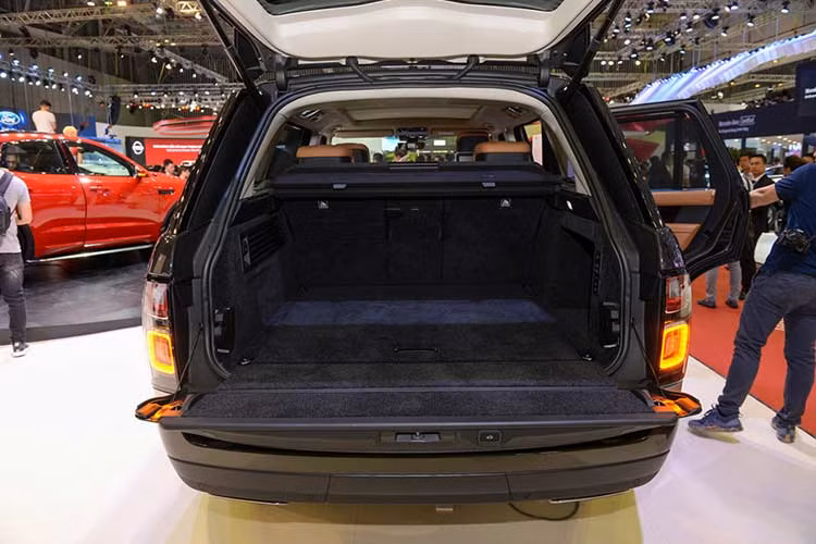 Xe được trang bị nhiều tính năng hỗ trợ người lái như hệ thống ga tự động thích ứng, cảnh báo điểm mù, nhận diện biển giao thông, cảnh báo lệch làn đường, hỗ trợ đỗ xe với camera 360, giám sát tài xế và nhiều tính năng cao cấp khác. Hệ thống thông tin-giải trí của xe gồm bộ loa Meridian 380W, hàng ghế sau có 2 màn hình hiển thị riêng.