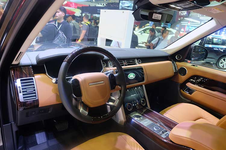 Bên trong cabin, ghế ngồi được mở rộng và có phạm vi trượt lên xuống lớn hơn, chỉnh điện 24 hướng. Đặc biệt, ghế ngồi trên bản 2018 còn có thể được điều chỉnh thông qua ứng dụng cài đặt trên điện thoại thông minh.