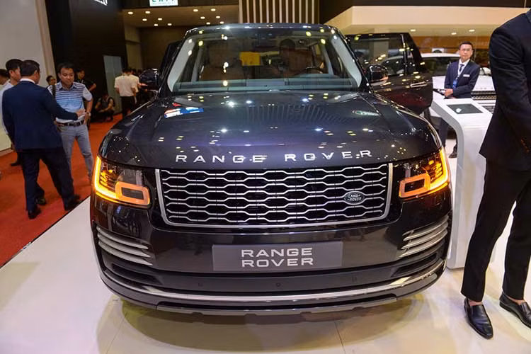 Mẫu SUV hạng sang Range Rover 2018 chính thức ra mắt thị trường Việt Nam với 4 phiên bản gồm HSE, Vogue, Autobiography và Autobiography LWB giá bán từ 7,35 tỷ đồng. Riêng mẫu xe trong bài viết này được trưng bày tại VMS 2018 là phiên bản Range Rover Autobiography LWB cao cấp nhất với giá bán 10,24 tỷ đồng.