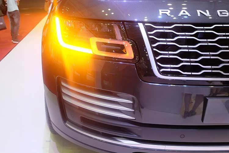 Về ngoại hình, Range Rover 2018 không có nhiều thay đổi so với tiền nhiệm. Điểm khác biệt bao gồm cụm lưới tản nhiệt được tạo hình theo phong cách mới, đèn pha LED mới, cản trước cũng được tinh chỉnh lại trông tinh tế hơn. Đèn pha sử dụng 144 bóng LED, bao gồm 4 cụm đèn lazer cho khả năng chiếu xa 500 m.