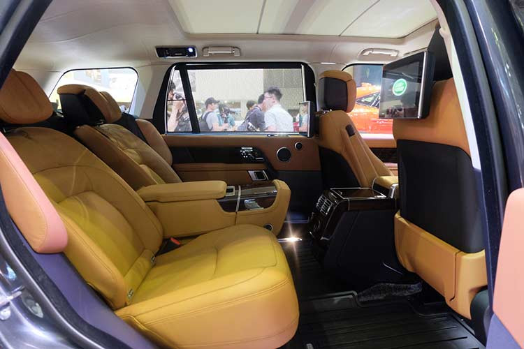 Khả năng kết nối của Range Rover 2018 bao gồm cổng USB, cổng HDIM hay ổ sạc 12V được đặt ở 17 điểm khác nhau. Một bộ phát Wi-Fi 4G cũng được tích hợp trên xe, cho phép 8 thiết bị kết nối cùng lúc.