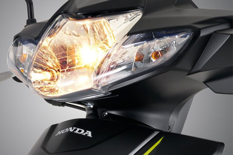 Về ngoại hình, mẫu xe máy số Honda Blade 2023 sở hữu thiết kế thanh thoát, mang đậm chất thể thao, trẻ trung với phần nhựa ở thân xe ốp gọn và vuốt theo chiều dài, tạo sự linh hoạt. Cụm đèn hậu liền khối tạo cảm giác chắc chắn nhưng vẫn trẻ trung.