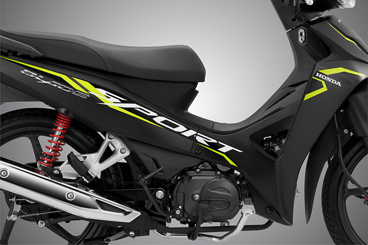 Phiên bản đặc biệt (vành nan hoa, phanh đĩa) mang diện mạo sắc sảo với dải tem chữ “SPECIAL” màu vàng vuốt dọc thân xe. Trong khi đó, phiên bản tiêu chuẩn (vành nan hoa, phanh cơ) lại cách điệu tem xe, phối hợp giữa các mảng màu năng động và khỏe khoắn.