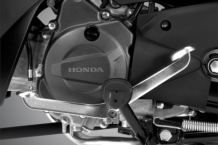 Ngoài tem xe, Honda Blade 2023 còn được làm mới trong cách pha trộn màu sắc đầy trẻ trung và năng động. Kích thước của mẫu xe số này lần lượt là 1.920x702x1.075 mm. Phiên bản tiêu chuẩn (vành nan hoa, phanh cơ) có trọng lượng 98 kg, cân nặng của 2 phiên bản còn lại là 99 kg.