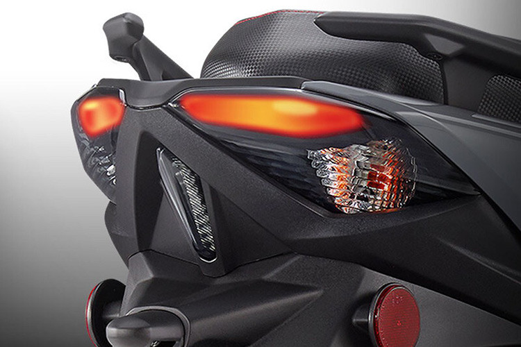 Yamaha Cygnus Gryphus 125 đã được tái thiết kế lại hoàn toàn so với Cygnus X 125 để đạt hiệu năng và cảm giác lái ấn tượng hơn. Dù trông có vẻ tương đồng, nhưng bộ khung thép ống hình nôi của chiếc xe khác Cygnus X 125 hoàn toàn và có độ vững chắc lớn hơn tới 25%.