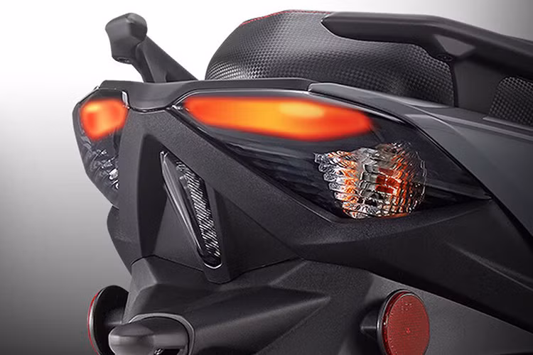 Yamaha Cygnus Gryphus 125 đã được tái thiết kế lại hoàn toàn so với Cygnus X 125 để đạt hiệu năng và cảm giác lái ấn tượng hơn. Dù trông có vẻ tương đồng, nhưng bộ khung thép ống hình nôi của chiếc xe khác Cygnus X 125 hoàn toàn và có độ vững chắc lớn hơn tới 25%.